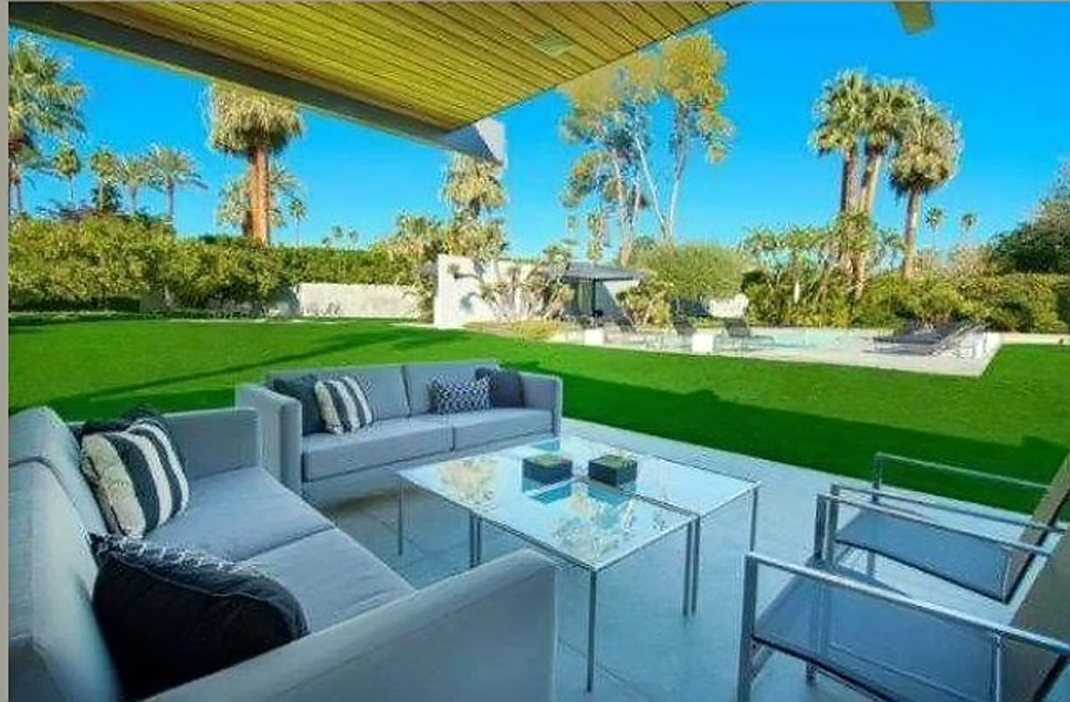 The stunning villa owned by the Oscar-nominated Hollywood, Leonardo Di Caprio, has just returned to the rental market luxury. For 'only' $ 4,500, about 4,150 euros per month you can live in this wonderful house in Palm Springs (California). The house was built in 1965 to actress Dinah Shore by Donald Allen aquitecto Wexler. The actress lived there until his death in 1994. Since 2014 belongs to Di Caprio, who bought it for 5.2 million dollars, 4.8 million euros. It has six bedrooms, spa, swimming pool, tennis court and a stunning garden. MAPB @ LAN