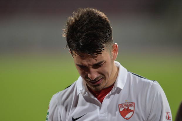 Sergiu Hanca reactioneaza dupa ce coechipierul sau, jucatorul camerunez al echipei FC Dinamo, Patrick Ekeng, 26 de ani, s-a prabusit pe teren in minutul 71 al meciului Dinamo-Viitorul, din etapa a X-a a play-off-ul Ligii 1, disputat pe stadionul Stefan cel Mare din Bucuresti , vineri, 6 mai 2016. Ekeng a cazut la mijlocul terenului, fara sa fie atins de nimeni. Camerunezul a fost transportat de urgenta la Spitalul Floreasca. ALEXANDRU DOBRE / MEDIAFAX FOTO