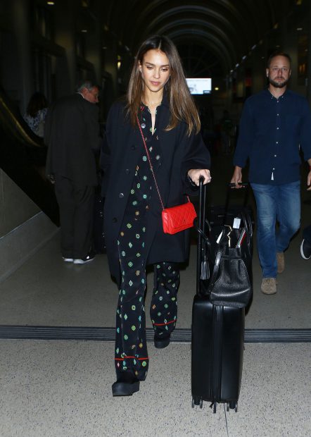 Jessica Alba, în pijama la aeroportul LAX