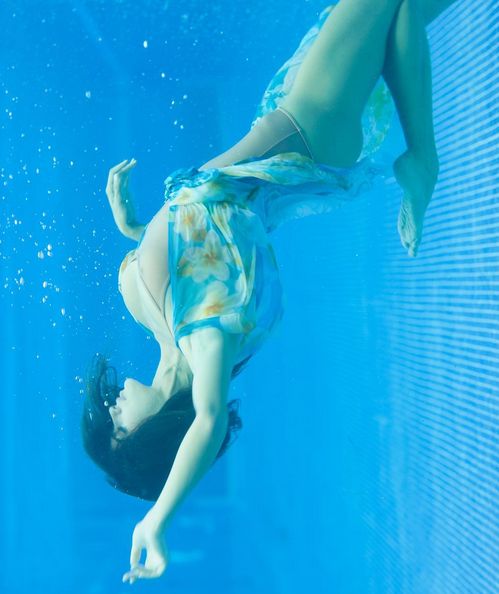 Catrinel Menghia, fotografiată în costum de baie, sub apă