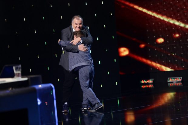 Beniamin Dumbrăvan a primit Golden Buzz de la Florin Călinescu