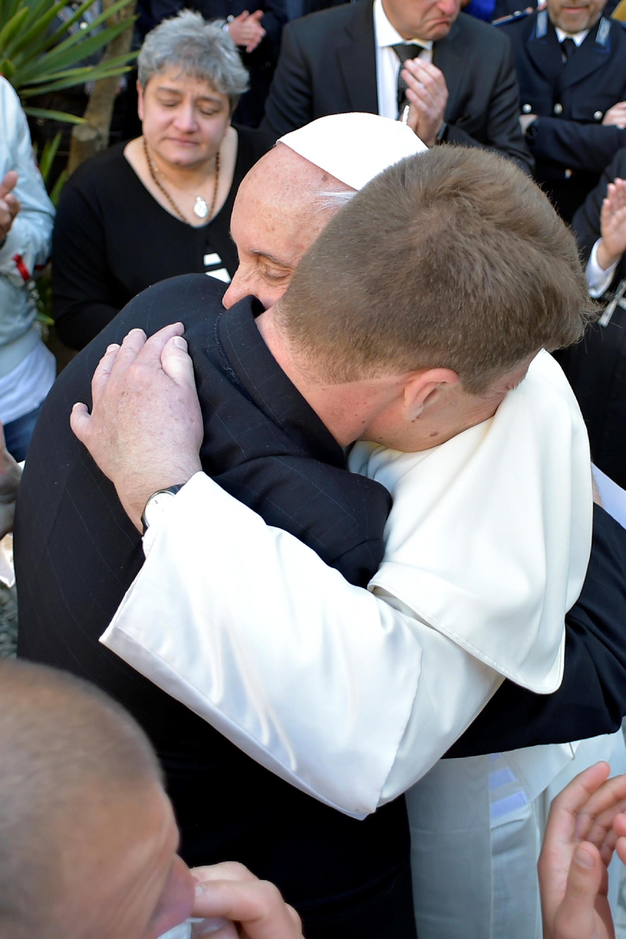Papa Francisc a spălat picioarele unor deținuți. Suveranul Pontif, în vizită la un penitenciar cu foști mafioți
