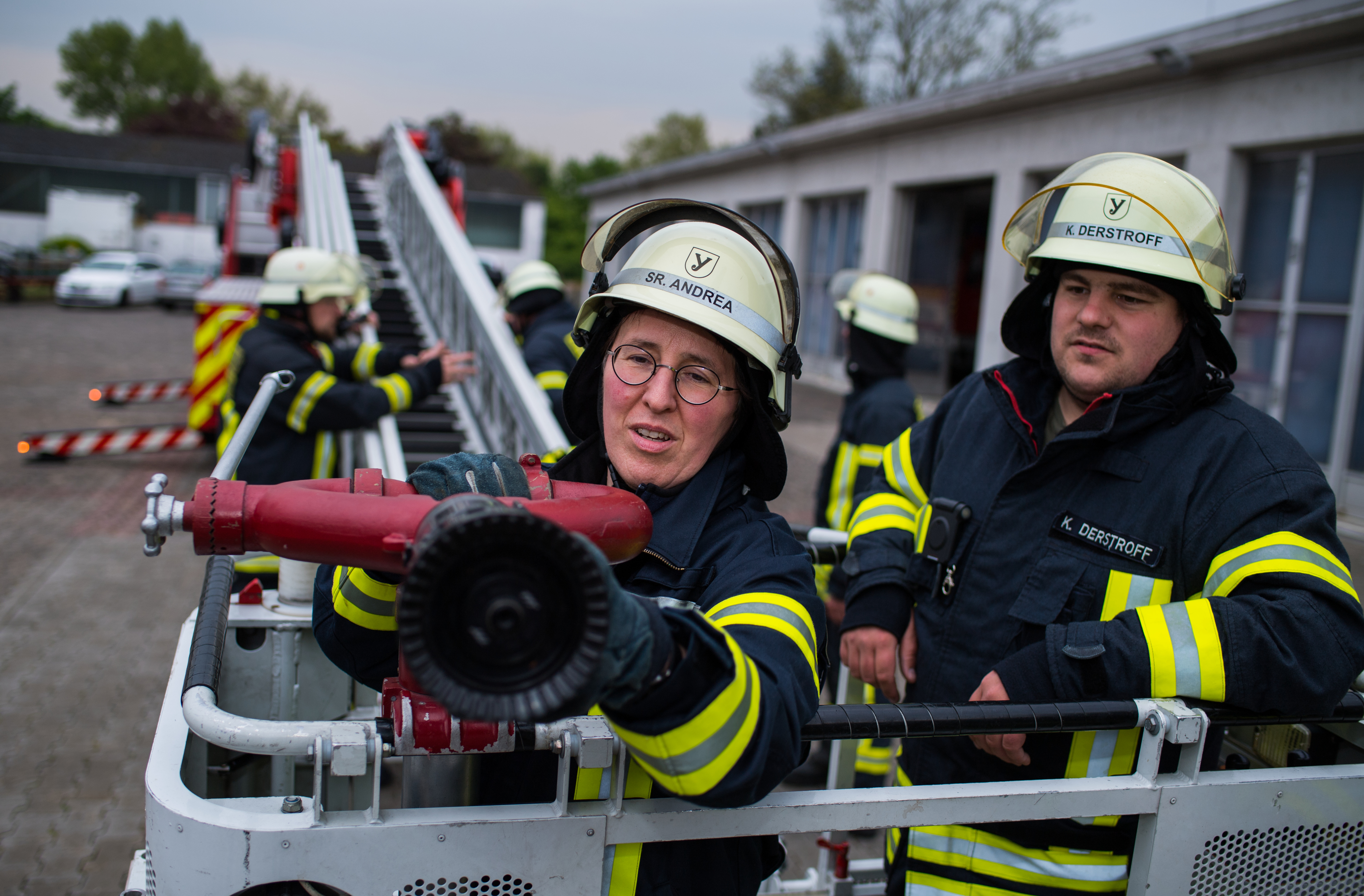 O călugăriță din Germania este pompier în timpul liber. Când nu alină suflete, stinge incendii