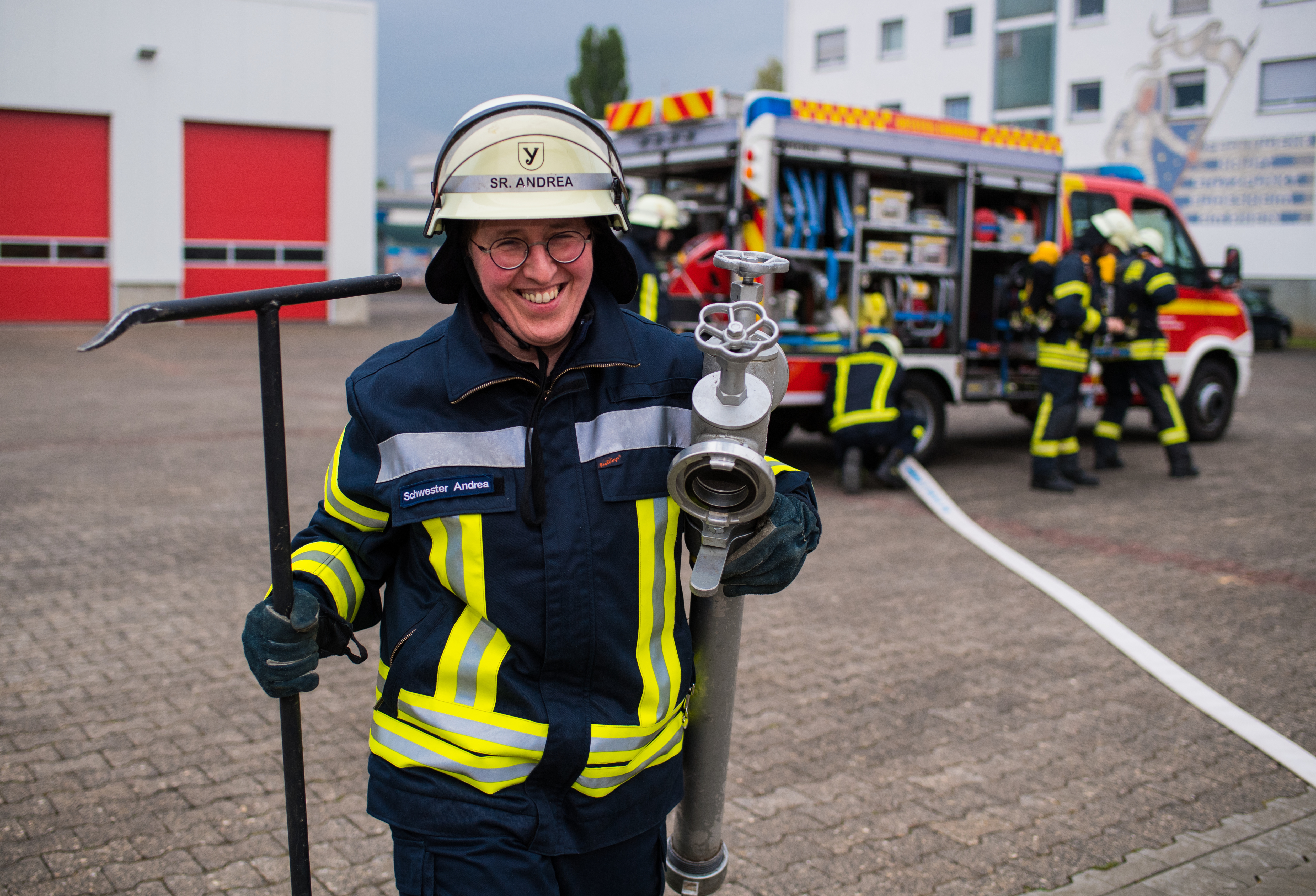 O călugăriță din Germania este pompier în timpul liber. Când nu alină suflete, stinge incendii