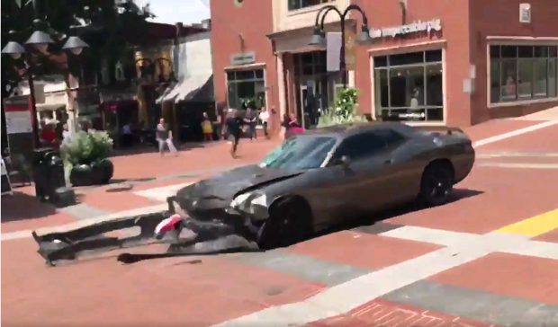 VIDEO | Momentul șocant în care mașina a intrat în mulțimea de oameni, în Charlottesville