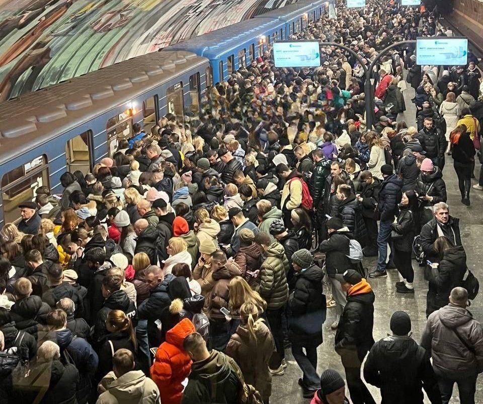 Locuitorii Din Kiev S au îmbulzit în Metrou în Timpul Unui Atac Rusesc