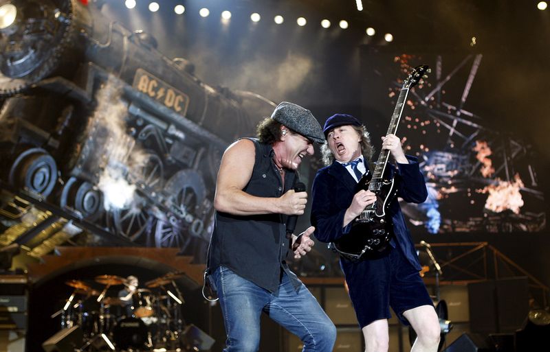 Incredibil! Trupei AC/DC I S-a Cerut şpagă La Ieşirea Din România ...