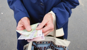 O poștăriță din Oncești este acuzată că și-a oprit banii de pensii și alocații ai unor localnici. La cât se ridică prejudiciul