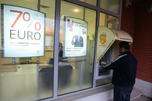 Banca Transilvania, amendată cu 100.000 de euro, după ce a întrebat un client ce face cu banii, iar răspunsul său ironic a ajuns celebru pe internet