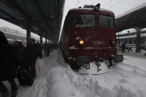 Trenurile circulă cu restricţie de viteză în mai multe zone din România, din cauza zăpezii şi a viscolului. Regiunile afectate