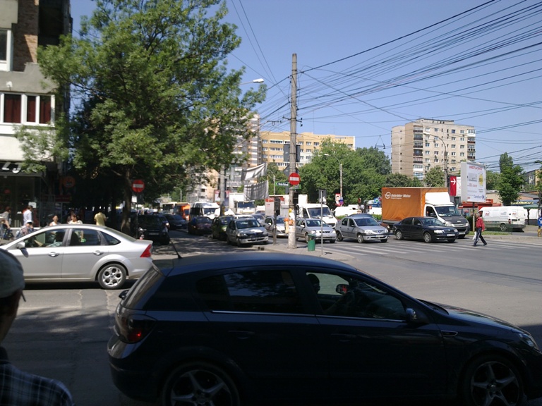 Conducătorul Autocamionului Poate Pătrunde în Intersecţie? Oricând Te Poate Spulbera O Maşină în Această Intersecţie! | Libertatea