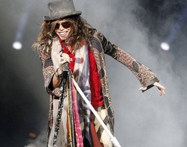 Steven Tyler de la Aerosmith amână concertele în urma unei hemoragii la corzile vocale 3 Steven Tyler droguri f3d558d162