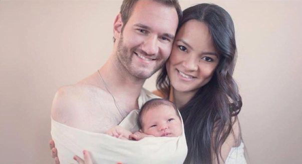 Nu ExistÄƒ Miracole Uite Prima PozÄƒ Cu Copilul Lui Nick Vujicic Omul FÄƒrÄƒ Maini Si FÄƒrÄƒ Picioare Libertatea