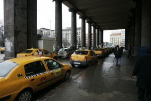 Taximetriştii de la Garda de Nord din Bucureşti, amendaţi de poliţişti