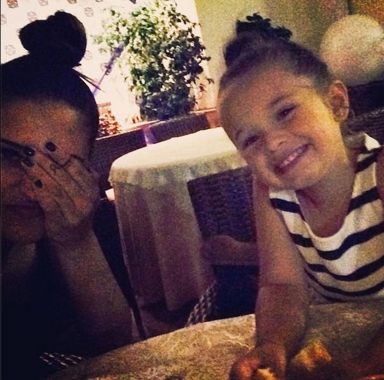 EXCLUSIV/ Antonia face cursuri de română cu fiica ei prin telefon. Limba maternă îi e tot mai străină Mayei