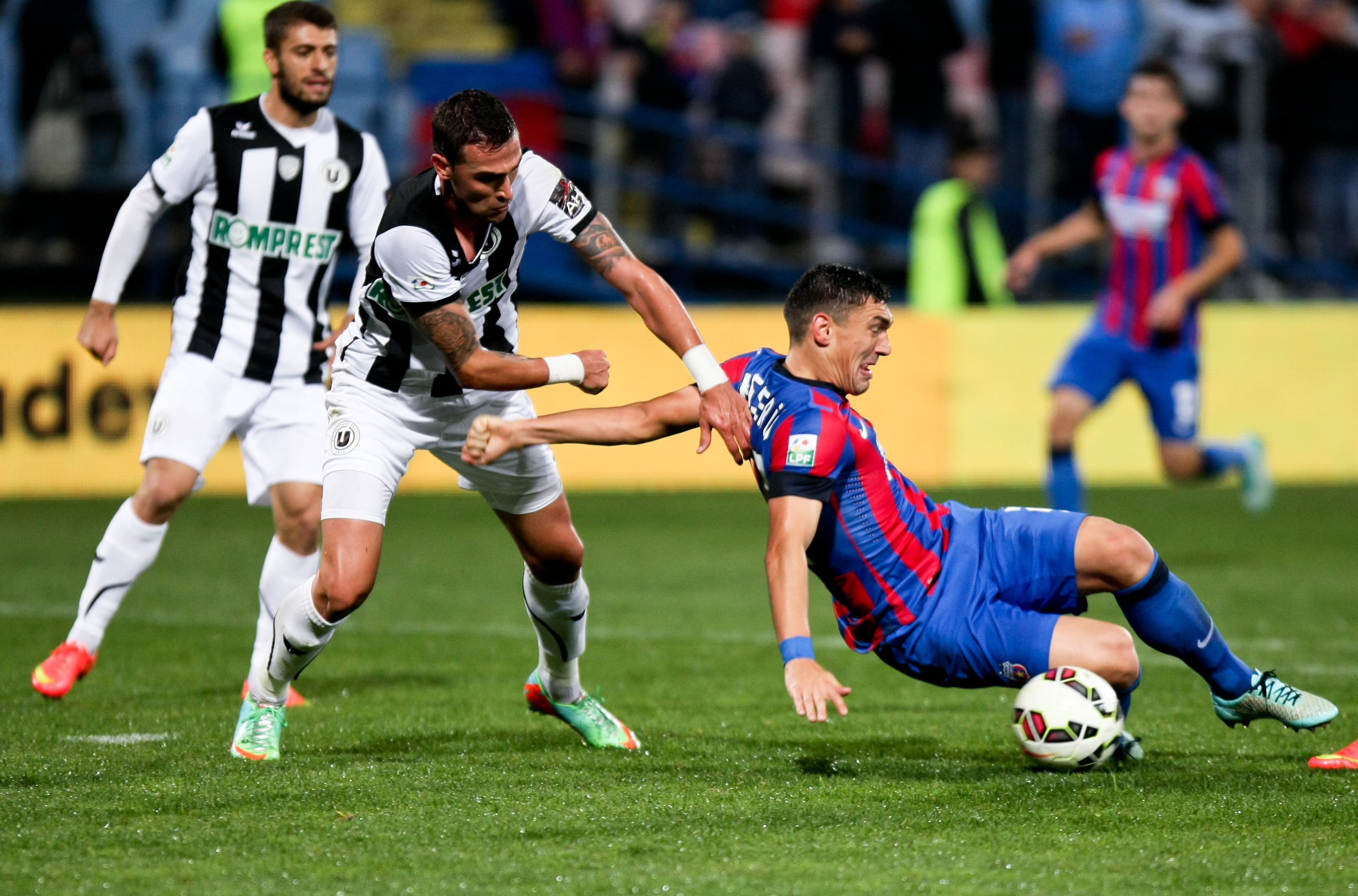 VIDEO  FC Hermannstadt - Universitatea Cluj 1-2. ”Şepcile Roşii” câştigă  la ultima fază Ambele nou-promovate continuă în Superligă şi din sezonul  următor