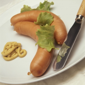 Avertisment pentru consumatori: Crenvurști de porc cu puțină carne și până la 11 E-uri