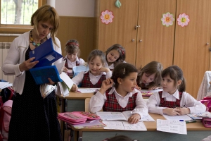 AUR vrea reintroducerea uniformelor şcolare. Proiectul, depus la Senat