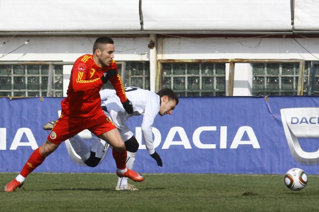 Alexandru Ioniță (în roșu), pe vremea când încă se mai credea fotbalist și juca la naționala de tineret