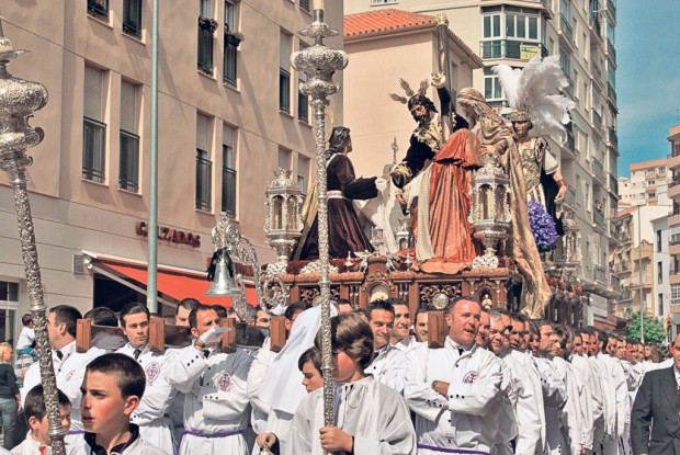 Spaniolii organizează procesiuni impresionante