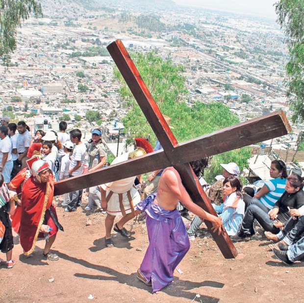 Mexicanul ales să-l întruchipeze pe Iisus poartă pe umeri o cruce foarte grea