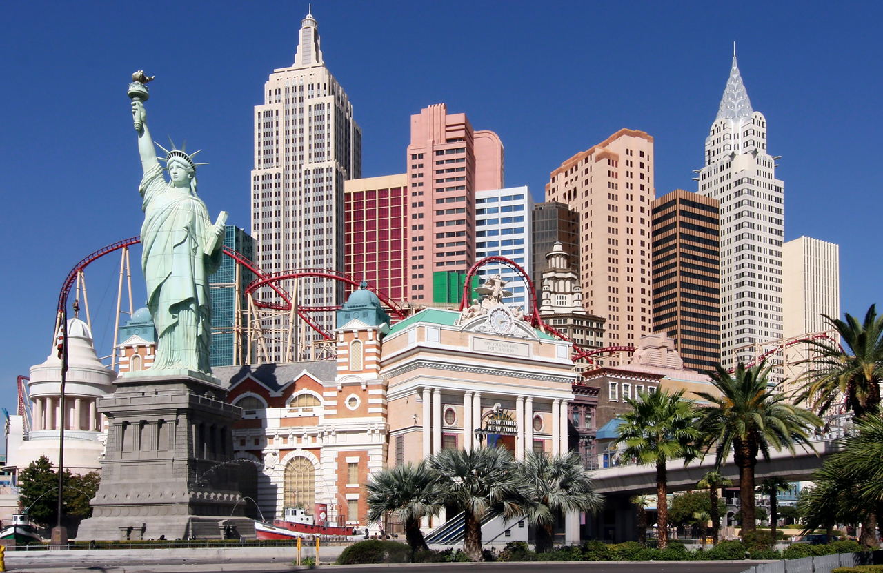 Replica Statuii Libertății tronează în fața hotelului New York - New York