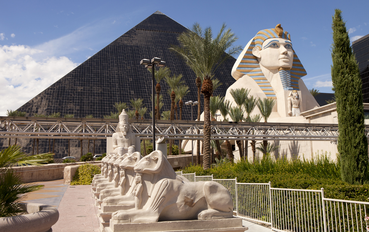 Hotelul Luxor are formă de piramidă