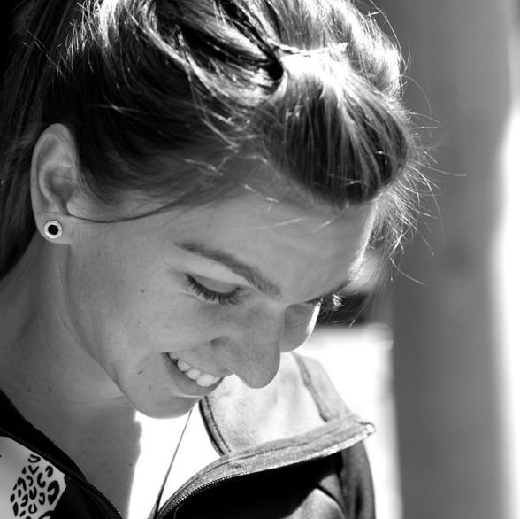Simona Halep, în timpul filmării pentru sponsorul turneului de la Stuttgart. (FOTO: instagram.com/porschetennis)