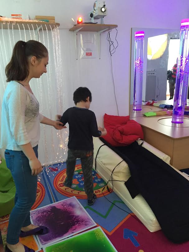 copil cu autism - terapeut