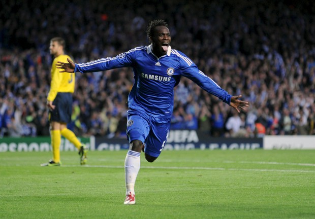epa01721281 Michael Essien of Chelsea celebrates scoring the first goal against Barcelona during the second leg of their UEFA Champions League semi final match at Stamford Bridge Stadium, London, England, 06 May 2009. EPA/DANIEL HAMBURY .