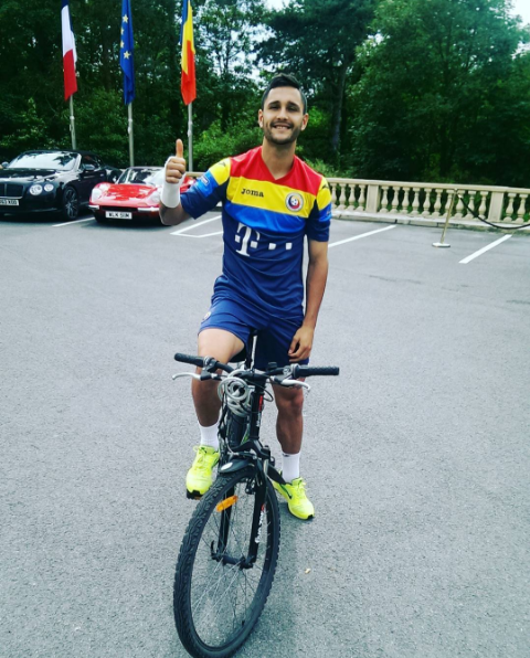 Andone bicicleta