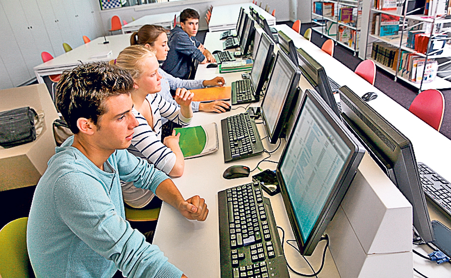 BACALAUREAT 2016. Absolvenții Claselor A XIIa Susțin Proba De Evaluare