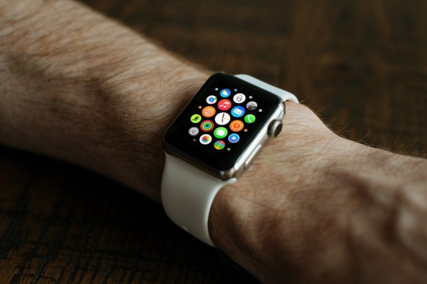 Smartwatch-urile ar putea depista coronavirusul cu mult timp înainte de primele simptome