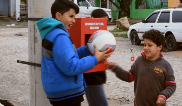 Au apărut “hidranții” care conțin mingi de fotbal! Cine și de ce i-a inventat