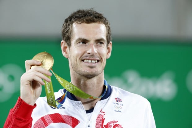 epa05485750 Gold medal winner Andy Murray of Great Britain celebrates after the awarding ceremony of men's singles gold medal match of the Rio 2016 Olympic Games Tennis events at the Olympic Tennis Centre in the Olympic Park in Rio de Janeiro, Brazil, 14 August 2016. EPA/MICHAEL REYNOLDS