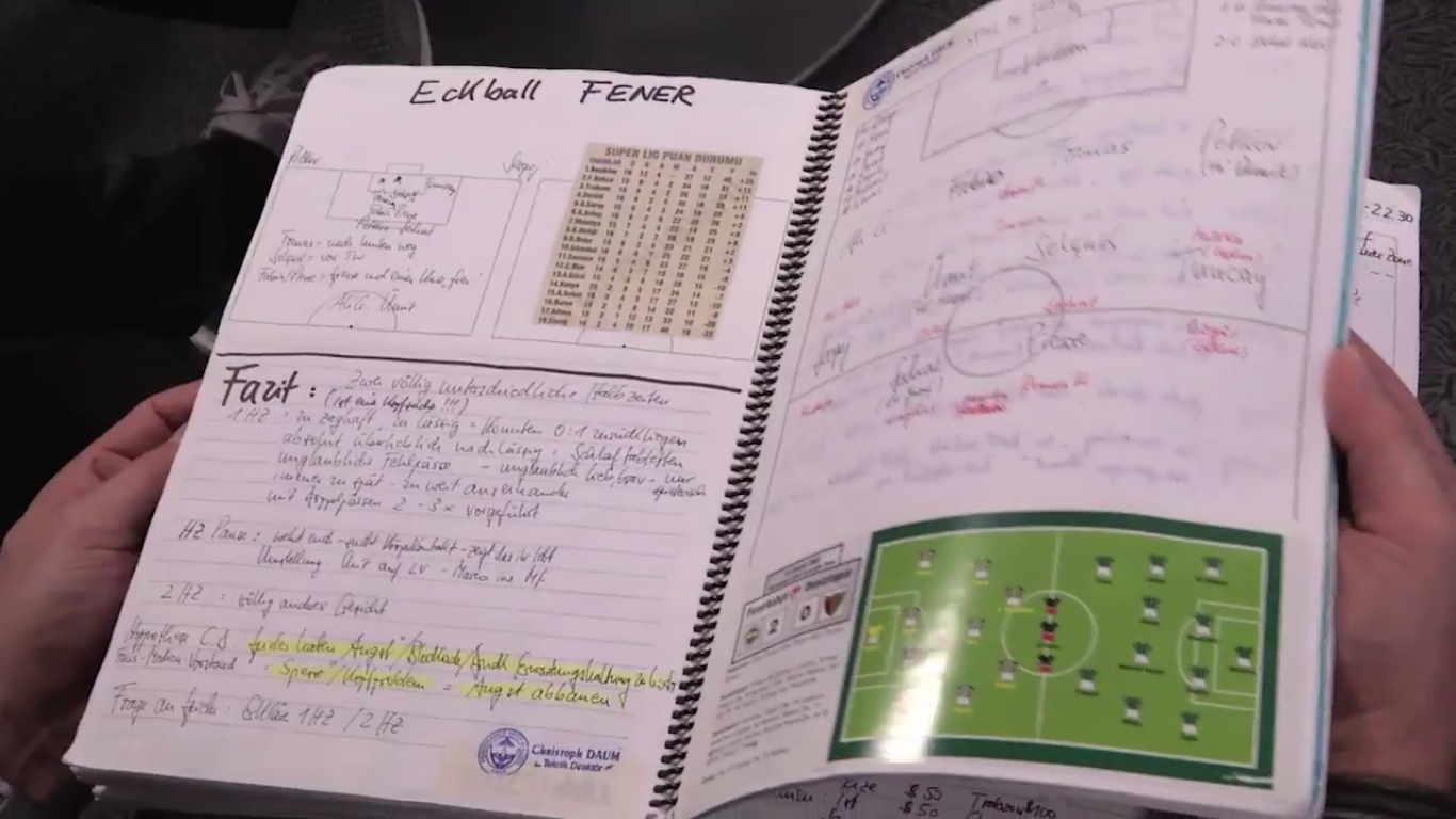 Christoph Daum își notează toate meciurile într-un carnețel