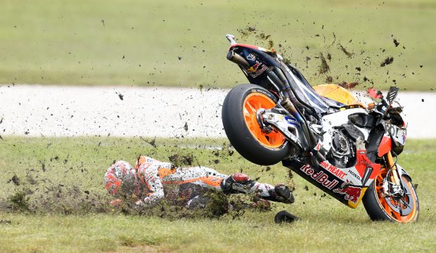 epa05598749 Marc Marquez of Spain for the Repsol Honda Team crashes during the 2016 Australian MotoGP at Phillip Island, Victoria, Australia, 23 October 2016. EPA/TRACEY NEARMY AUSTRALIA AND NEW ZEALAND OUT