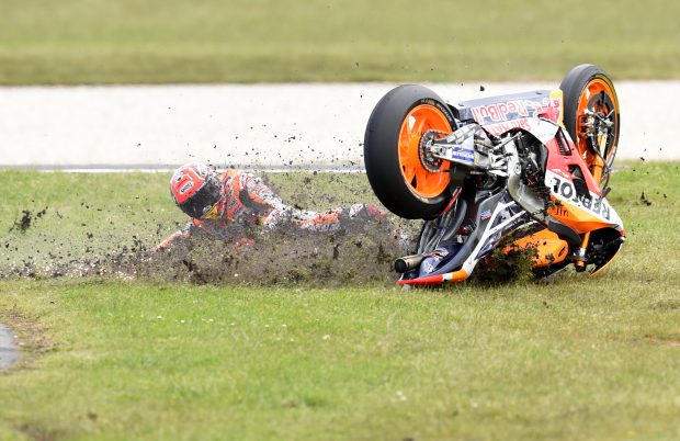 epaselect epa05598767 Marc Marquez of Spain for the Repsol Honda Team crashes during the 2016 Australian MotoGP, Philip Island, Victoria, Australia, 23 October 2016. EPA/TRACEY NEARMY AUSTRALIA AND NEW ZEALAND OUT