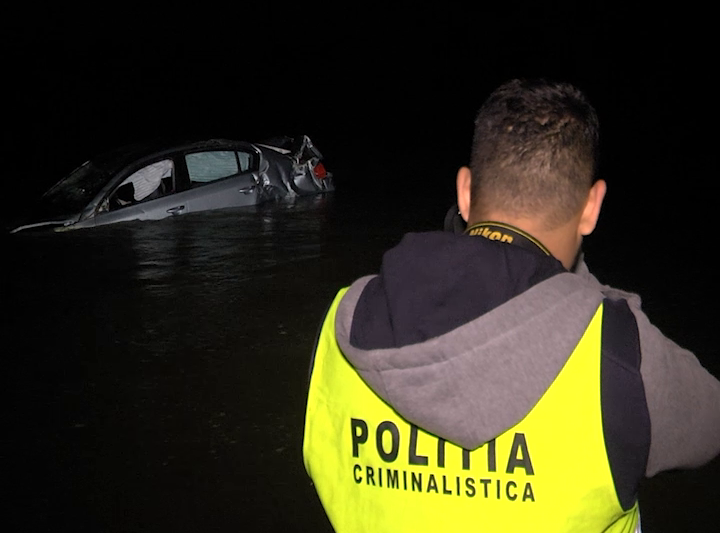 Mașină căzută în Olt. Două tinere s-au urcat pe plafon ca să se salveze