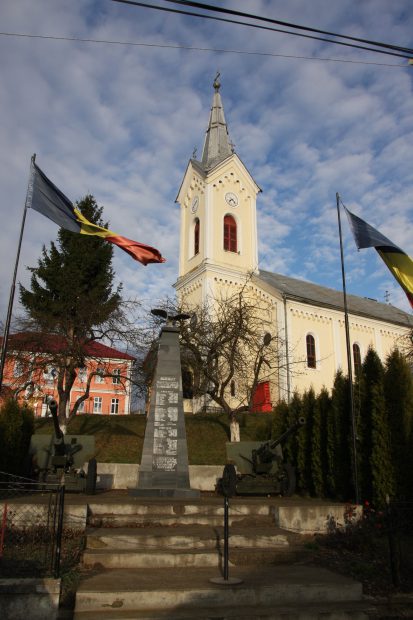 Drapel pentru Marea Unire din 1918, salvat de la distrugere. Tricolorul cusut cu fir de aur a fost ascuns sub dușumeaua altarului unei vechi biserici