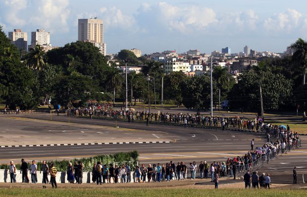 Mii de oameni au stat la coadă în Piața Revoluției din Havana, pentru a-și lua la revedere de la Fidel Castro