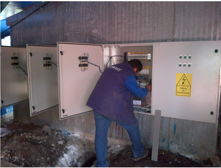 Sistemul de încălzire a terenului este conectat de la tablouri electrice
