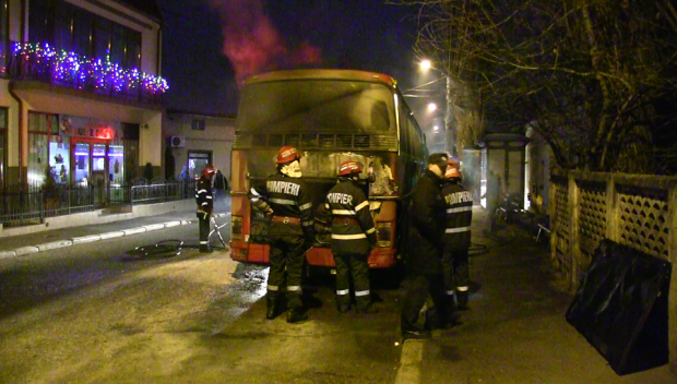 Un autobuz cu pasageri a luat foc la intrarea în Bârlad