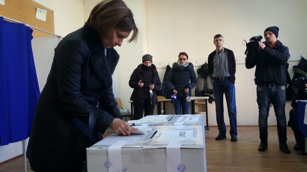 Soția președintelui Klaus Iohannis, Carmen Iohannis, în secția de votare