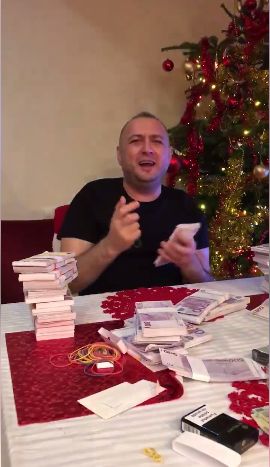 Leo de la Strehaia se laudă cu mormanul de bani: dansează, cântă și numără euro