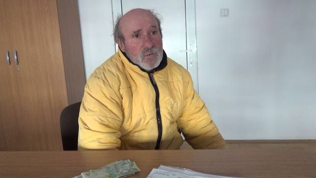 Un vânzător de mături a înapoiat aproape 1.000 de lei. Erau ajutorul de înmormântare al unei văduve din Galați