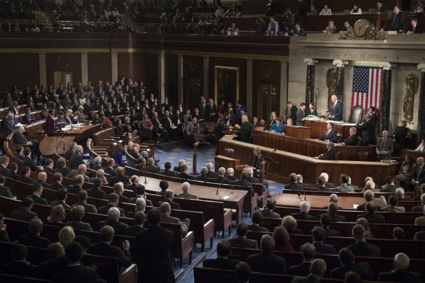 Americanii au mai multă încredere în armată și în presa locală, decât în Congres. Ce instituții conduc în topul încrederii în România