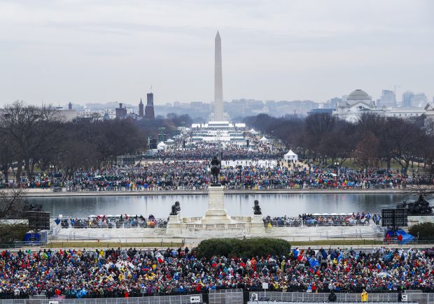 Oamenii au început să se adune în fața Capitoliului, unde Donald Trump va depune jurământul