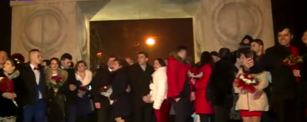 18 cupluri și-au unit destinele de Revelion 2017 la Poarta Sărutului sursă foto: digi24.ro