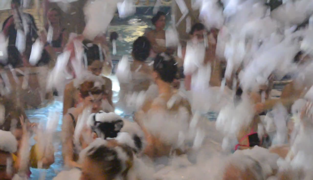 Sute de tineri s-au distrat la petrecerile cu spumă de Revelion 2017
